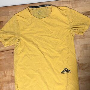 Men's Small Nike Trail Dri Fit Short Sleeve Lightweight Shirt Yellow